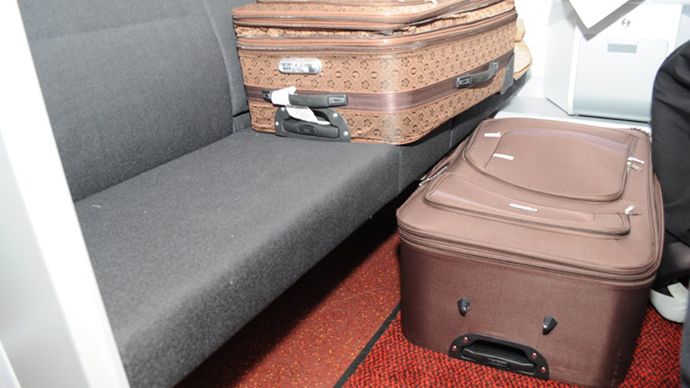 Esconde a su esposa en una maleta