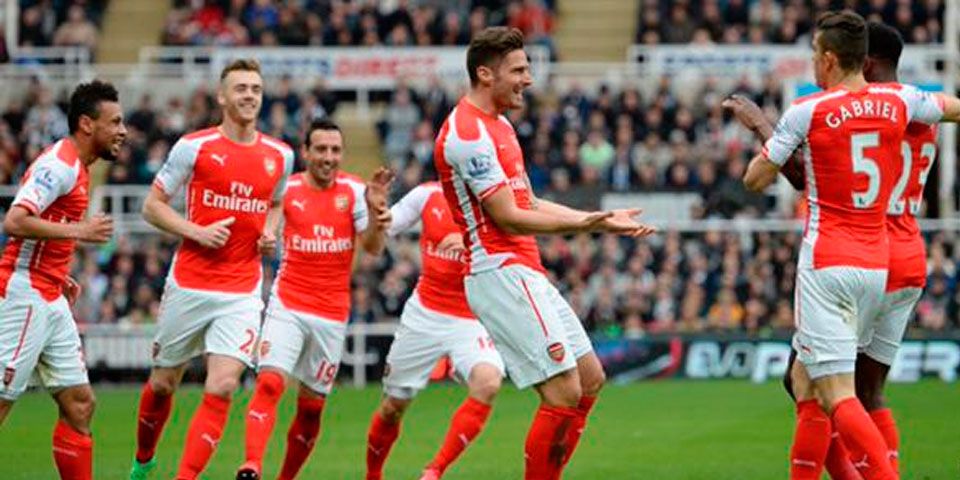 Arsenal gana con dos de Giroud