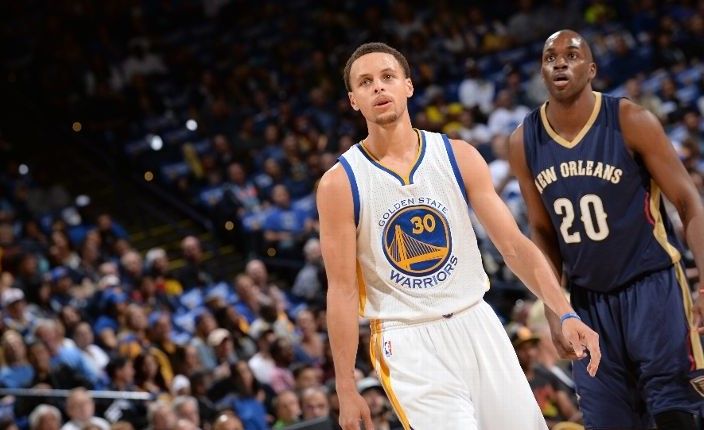Golden State de la mano de Curry vence a los Pelicans