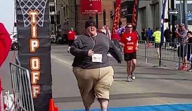 Hombre de 250 kilos corre carrera de 5K