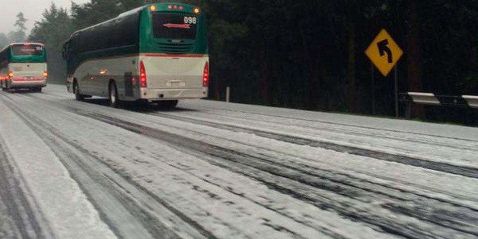 Cae fuerte granizada en la México-Toluca
