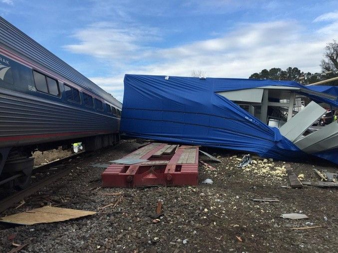 Captan momento de choque de tren y tráiler en EE.UU.
