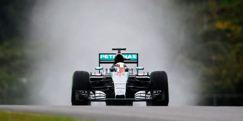 Hamilton logra pole bajo la lluvia Hamilton logra pole bajo la lluvia