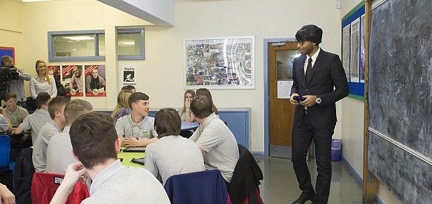 Thierry Henry se disfraza para entregar premio a adolescente