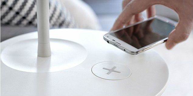 Muebles que cargan inalámbricamente tu smartphone