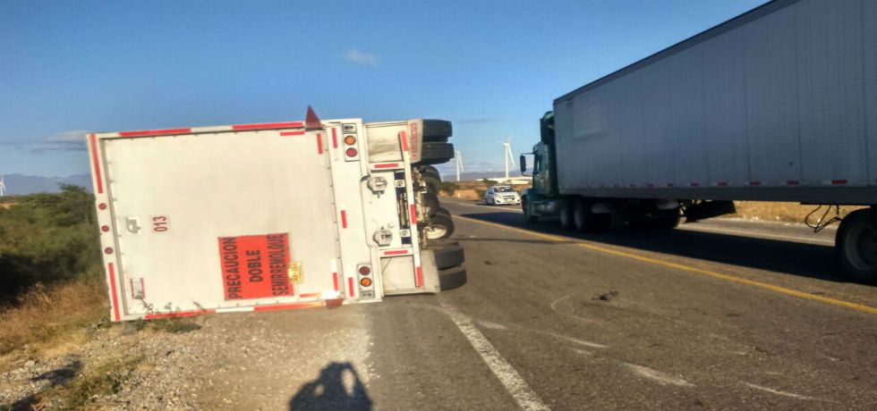 Vuelcan 7 tráileres por fuertes vientos en Oaxaca