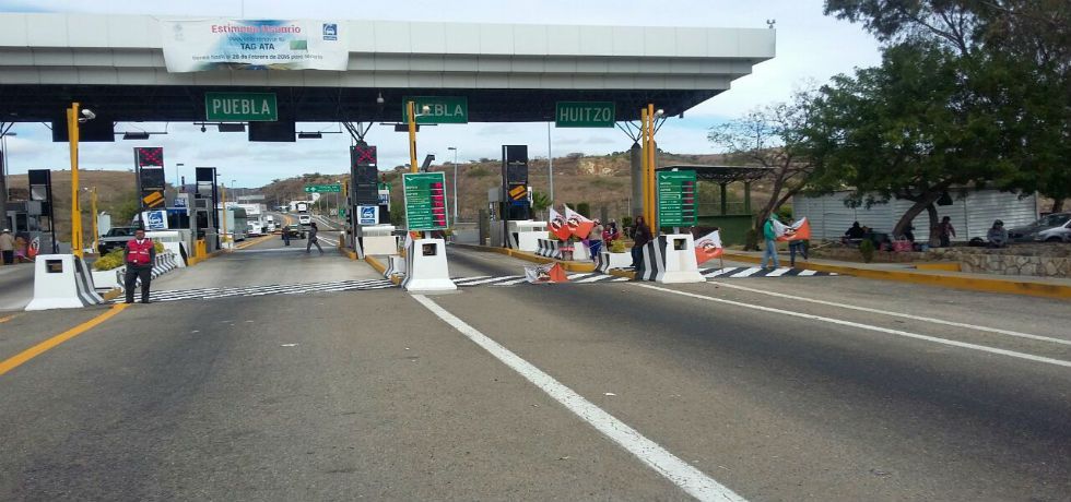 Manifestantes toman la caseta de Huitzo