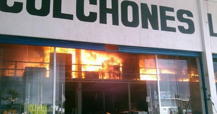 Incendio destruye fábrica de muebles en Ecatepec