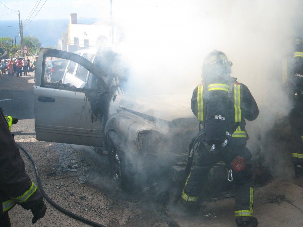 Queman dos vehículos en Gustavo A. Madero Queman dos vehículos en Gustavo A. Madero