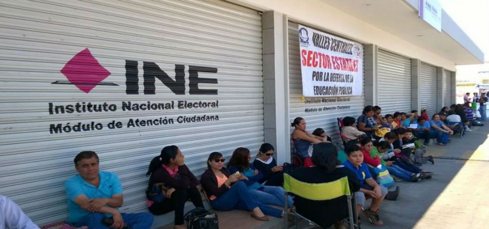 Sección 22 toma oficinas del INE