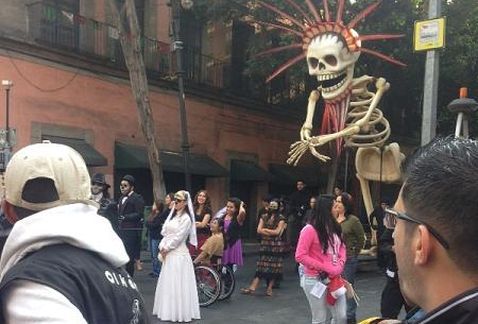Desfilan calacas para James Bond Desfilan calacas para James Bond