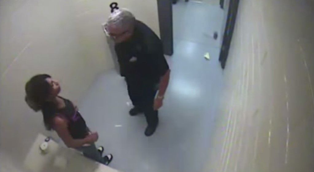 Despiden a policía de Denver por dejar inconsciente a detenida