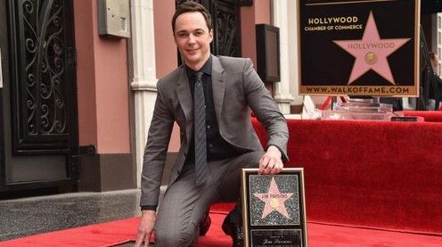 Jim Parsons tiene lugar en el Paseo de la Fama Jim Parsons tiene lugar en el Paseo de la Fama