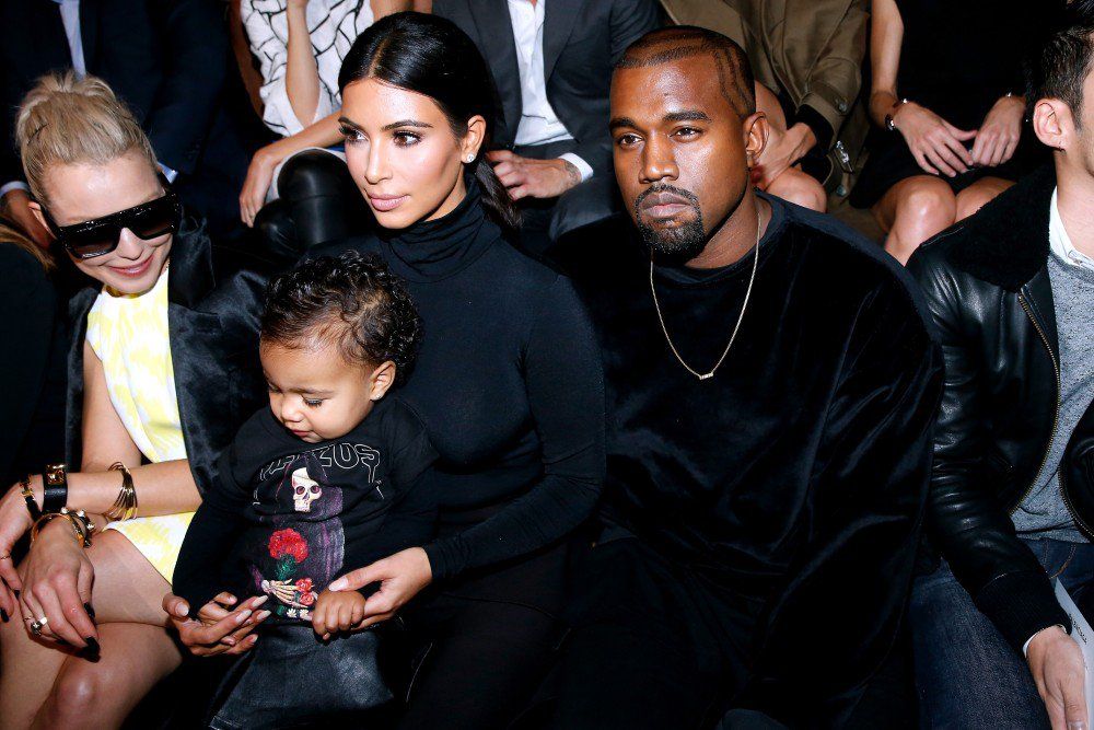 Kim Kardashian abandona a su hija frente a fotógrafos