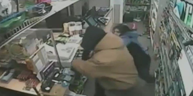 Vendedora se enfrenta contra 2 ladrones armados Vendedora se enfrenta contra 2 ladrones armados