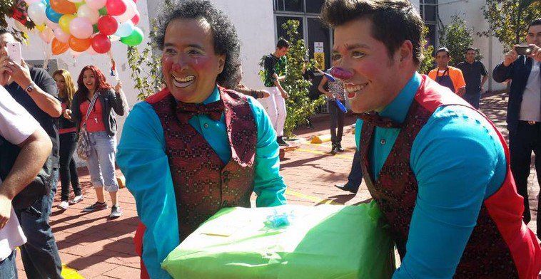 Entrega ‘Lagrimita’ firmas para conseguir su candidatura