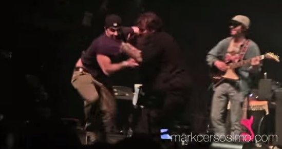 Rapero lanza a fanático del escenario Rapero lanza a fanático del escenario