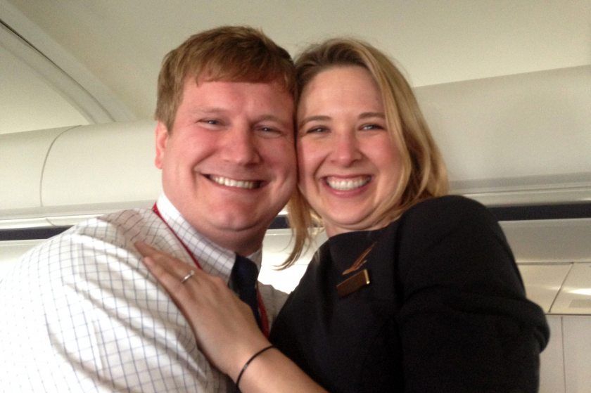 Piloto propone matrimonio a sobrecargo en el aire