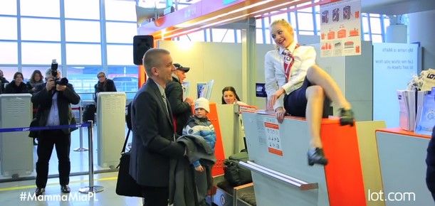 Celebran a pasajero 500 mil con Flash Mob