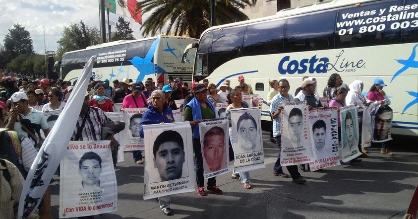 Cierran padres de normalistas Paseo de la Reforma