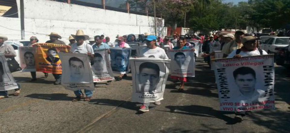 Manifestantes bloquean la Costera Miguel Alemán