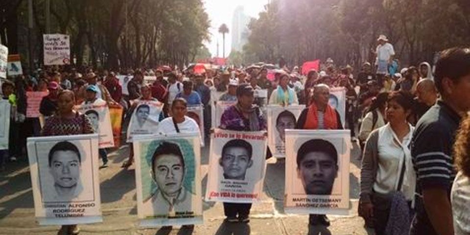 Madres de normalistas encabezan marcha en Reforma Madres de normalistas encabezan marcha en Reforma