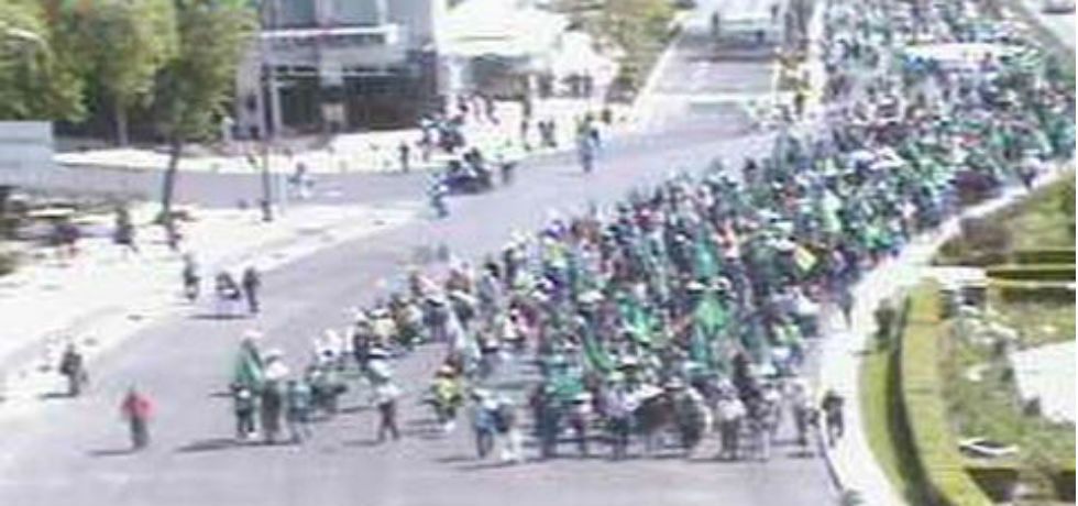 Manifestantes se dirigen a Los Pinos