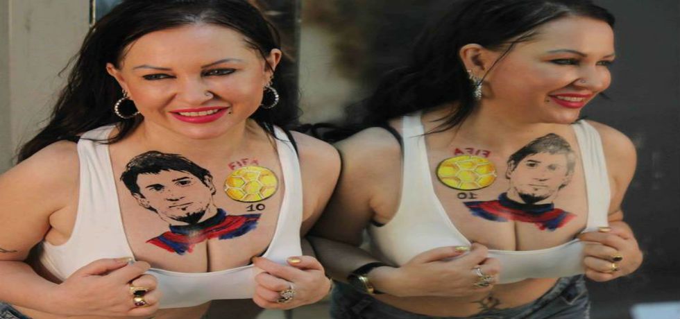 Modelo se tatúa a Messi en el pecho
