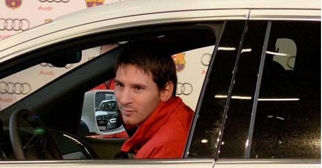 ¡Casi los atropella!