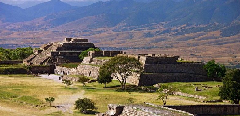 Bloquean accesos a Monte Alban