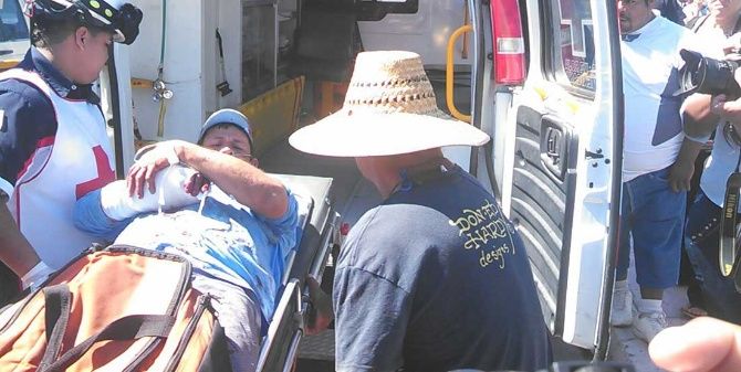 Tiburón evita ser capturado y muerde a pescador