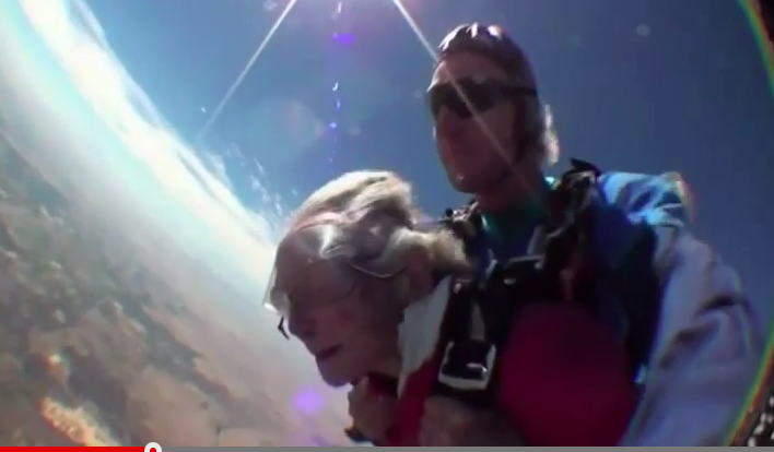 Celebra sus 100 años lanzándose en paracaídas