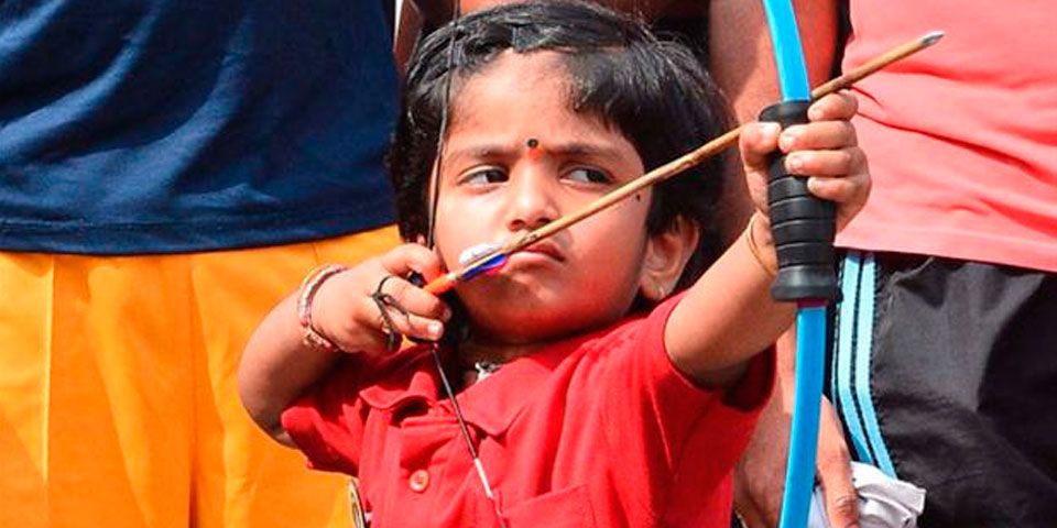 Niña de 2 años rompe récord de tiro con arco Niña de 2 años rompe récord de tiro con arco