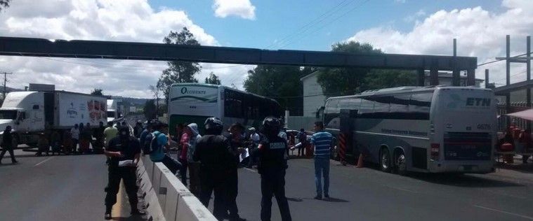 Normalistas bloquearon carretera en Michoacán