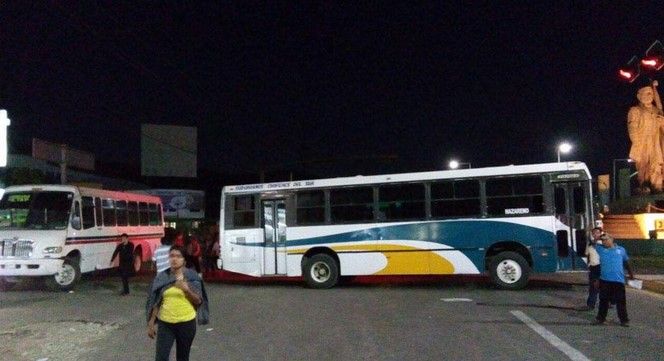 Bloquean carretera Oaxaca – México por falta de agua