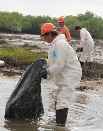 Pemex limpia zona afectada por derrame de crudo