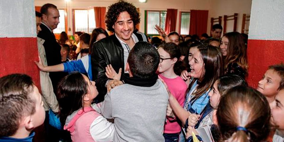 Memo Ochoa regresa a la escuela