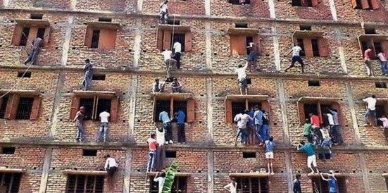 Padres escalan muro para ayudar a sus hijos en examen