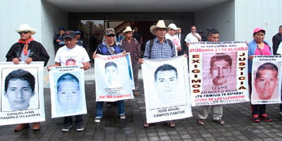 Padres de normalistas rechazan propuesta de AMLO