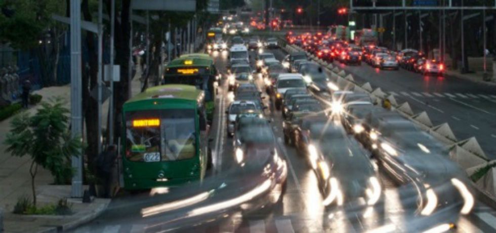 Mexicanos pasan 5 años en el transporte público
