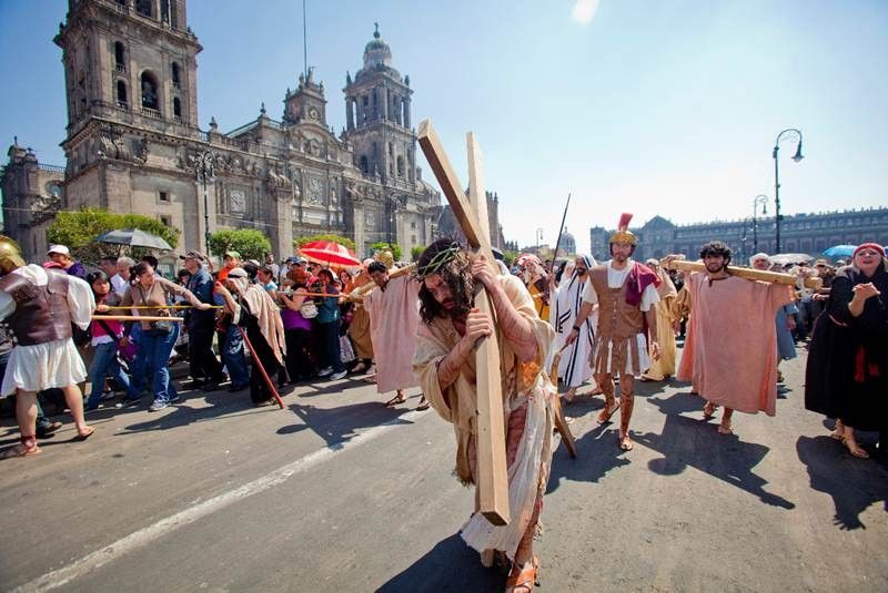 Vía crucis no llegará al Zócalo por Bond