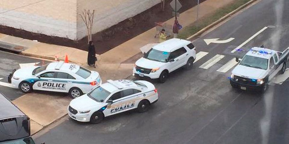 Evacúan centro comercial cercano al Pentágono por amenaza de bomba