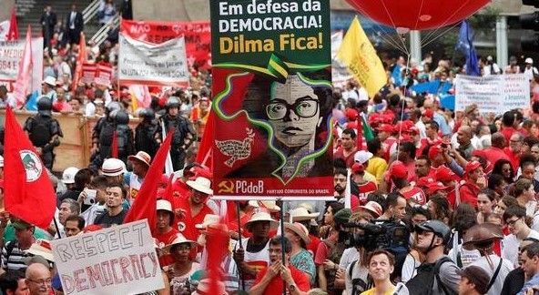 Marchan a favor de Dilma Rousseff por Petrobras