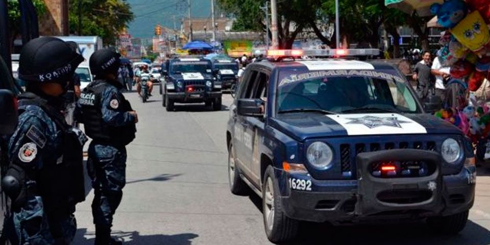 Detienen a dos hombres que transportaban armas en Iguala