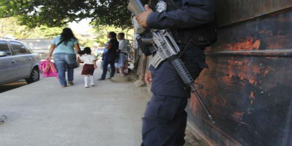 Asesinan a mujer en unidad habitacional de Acapulco