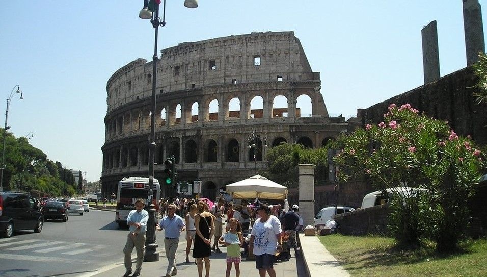 Detienen a turistas por vandalizar Coliseo de Roma