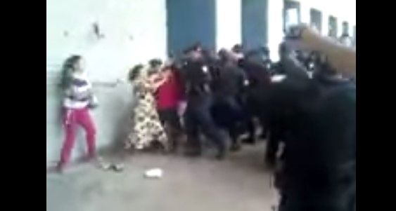 Mujeres indígenas son golpeadas por policías