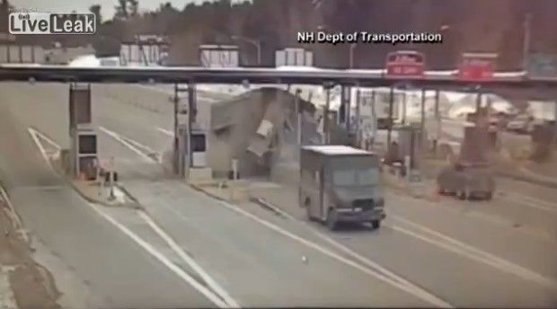 Tráiler destroza caseta de peaje