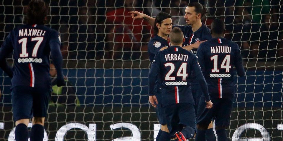Zlatan marca tres y PSG es líder