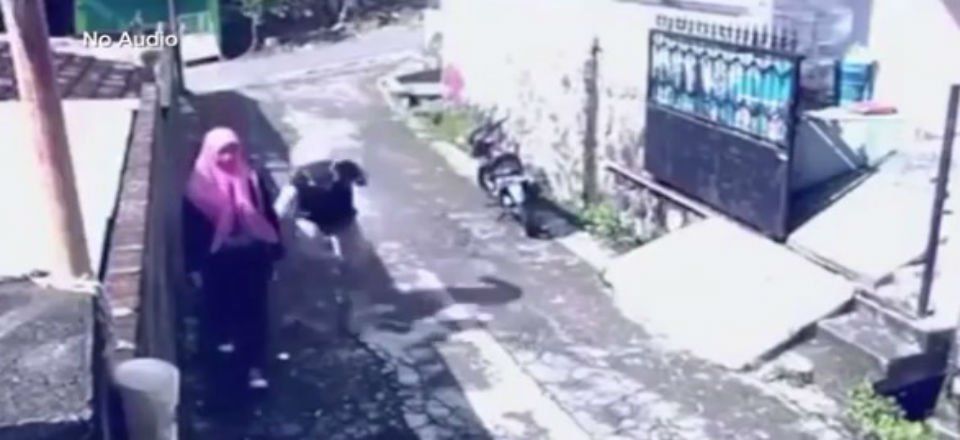 Víctima de robo huye en moto de asaltante Víctima de robo huye en moto de asaltante